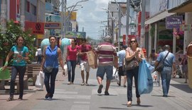 Em Maceió, consumidores de baixa renda diminuem consumo e de alta renda aumentam