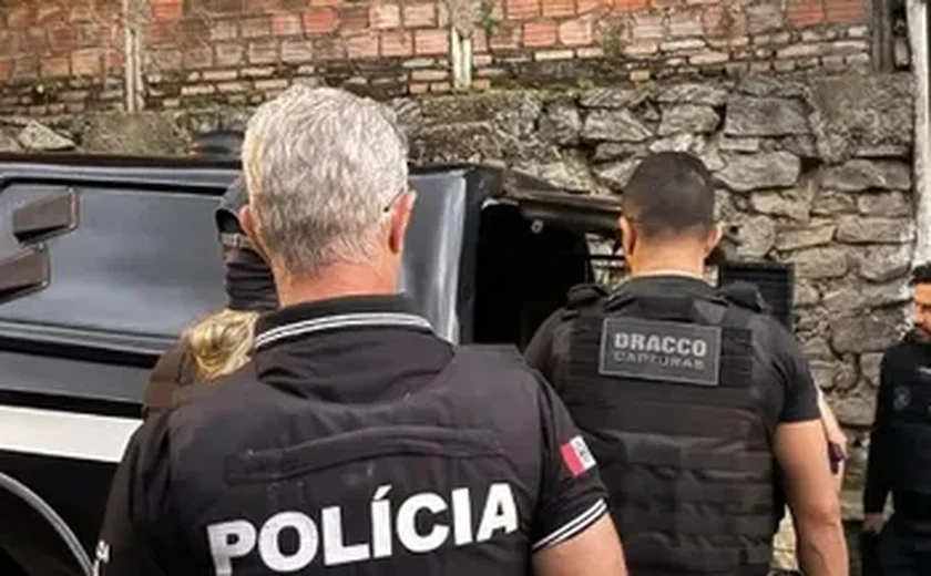 Oito pessoas são presas e dois menores apreendidos durante operação policial