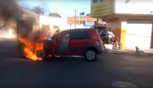 Carro de sargento da PMAL pega fogo em Arapiraca nesta segunda-feira