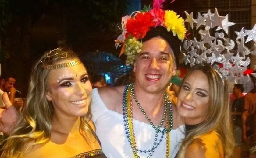 Rogério Flausino, do Jota Quest, se veste de baiana para carnaval