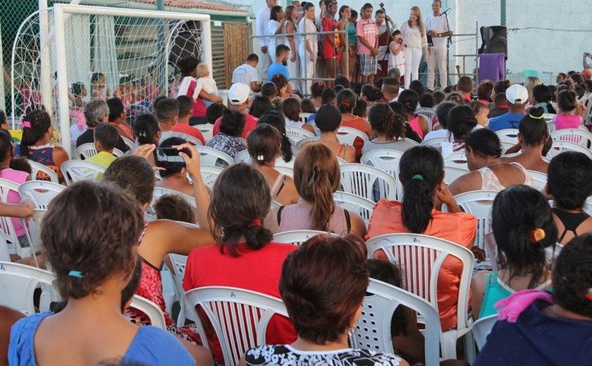 Voluntários realizam Natal para Todos na comunidade do Vergel