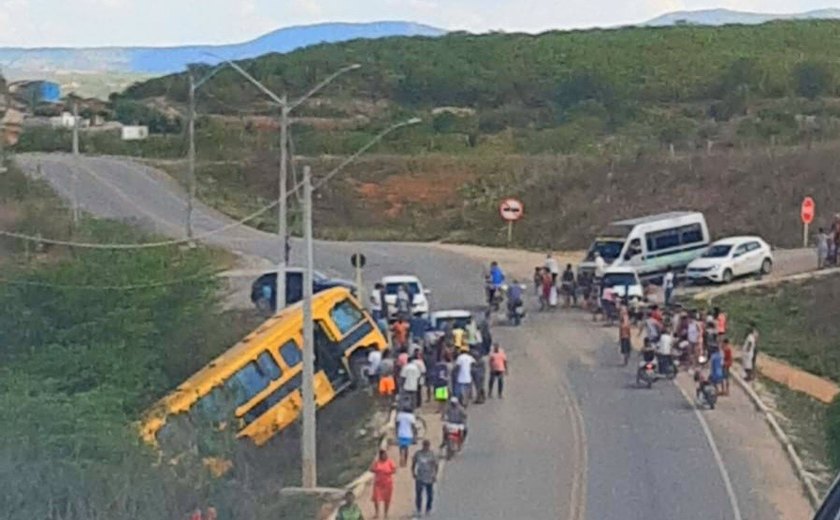 Ônibus escolar cai em ribanceira no Sertão de Alagoas