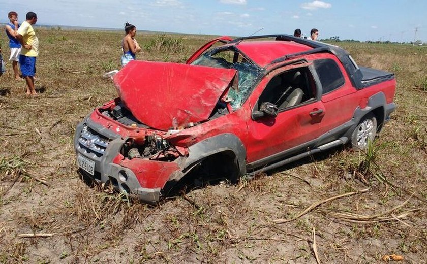 Capotamento de veículo causa a morte de duas pessoas em Atalaia