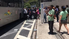 Acidente entre ônibus e carro deixa mulher de 22 anos presa às ferragens no Barro Duro