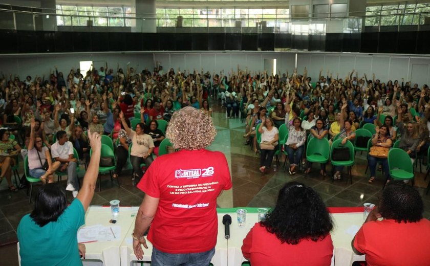 Servidores da educação de Maceió entram em greve por tempo indeterminado