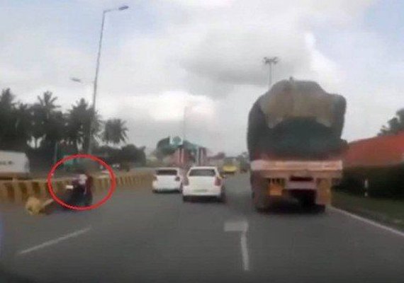 Após acidente, bebê 'pilota' moto em estrada