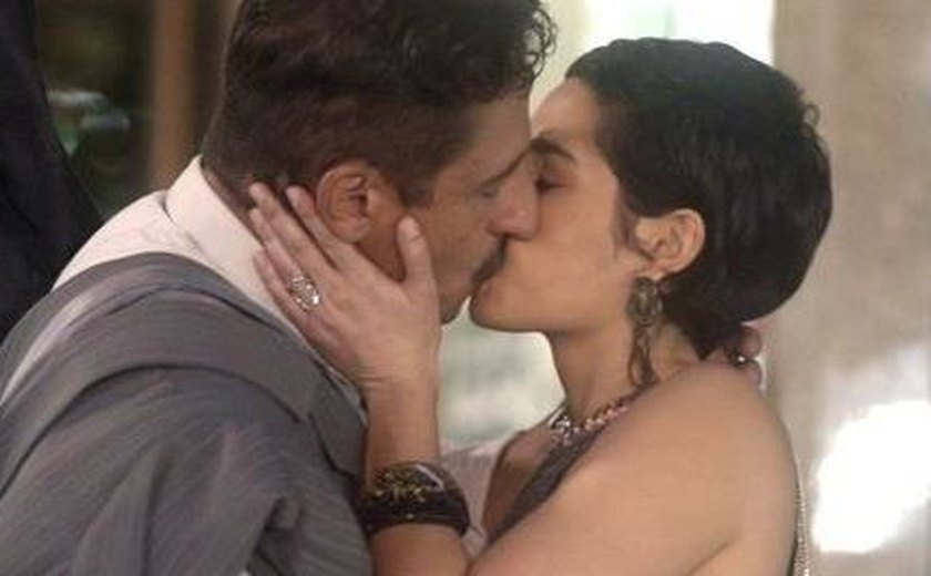 Novela 'A Lei do Amor': Yara chora ao ver beijo do marido, Misael, em Flávia