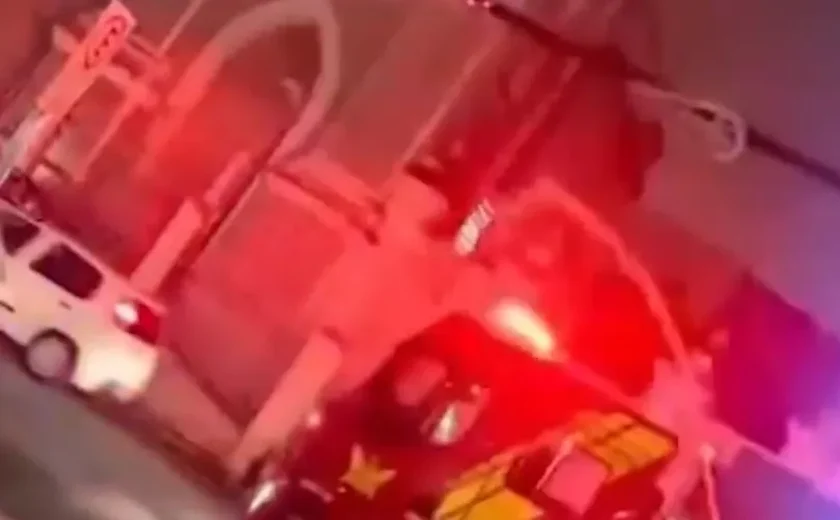Incêndio em fiação de poste assusta pedestres na Praça dos Martírios, em Maceió