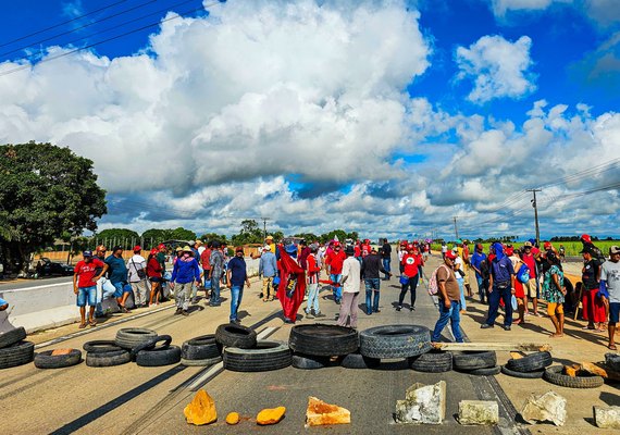 Em Alagoas, movimentos do campo bloqueiam trechos de rodovias em pressão para a Reforma Agrária