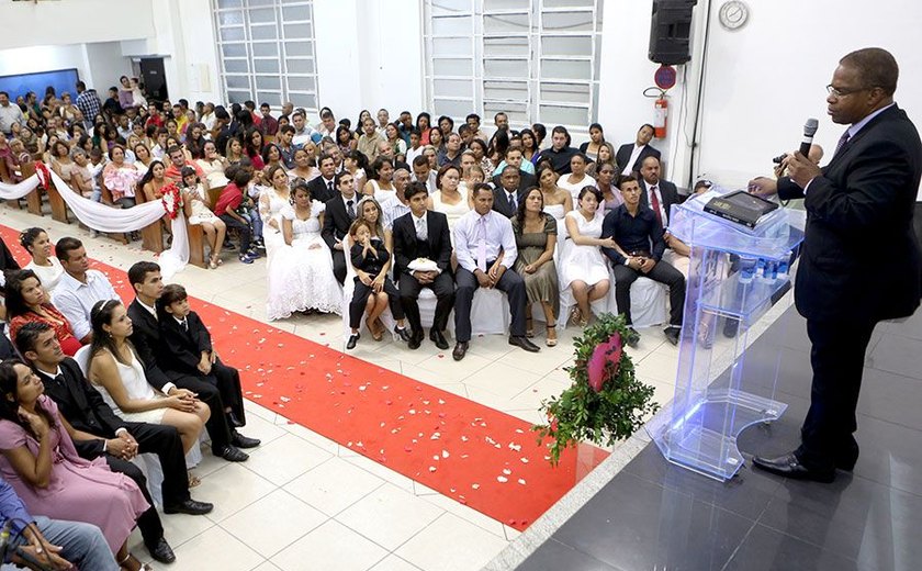 Justiça Itinerante oficializa união de 50 casais em Igreja Batista de Maceió