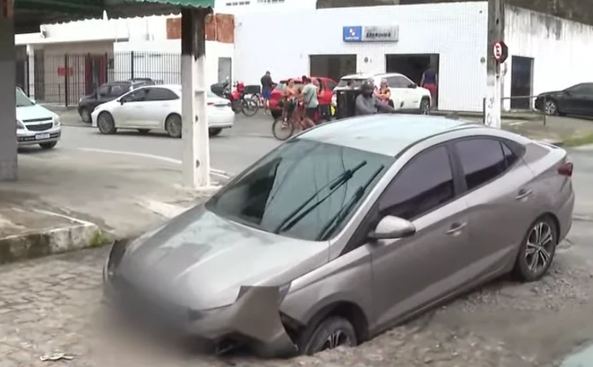 Carro é engolido por buraco após asfalto ceder durante chuva em Maceió