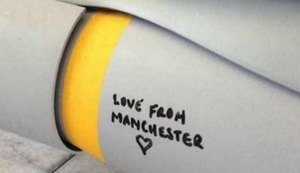 'Com amor, de Manchester', escreve Força Aérea em bomba para o Estado Islâmico