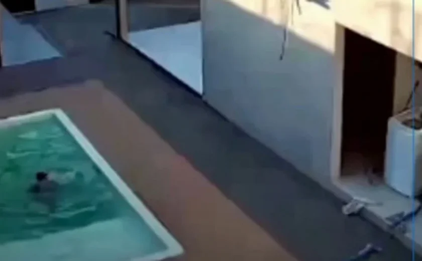 Pai salva filhos de afogamento após flagrá-los em piscina por câmera de segurança