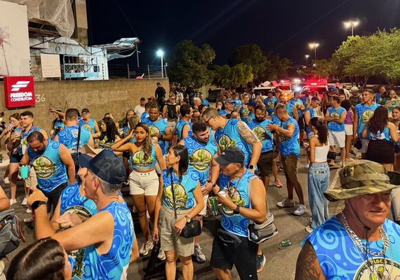 Tradicional bloco Mandacaru do 3º BPM desfila pelas ruas de Arapiraca