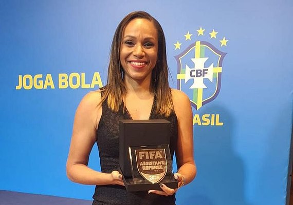 Brígida Cirilo recebe escudo da FIFA para temporada de 2023