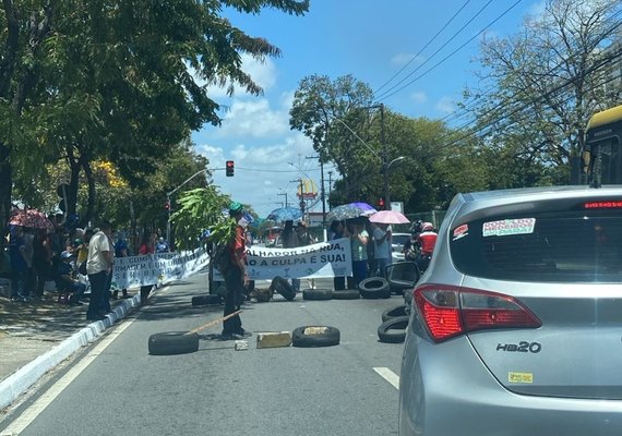 Profissionais do Hospital Veredas realizam novo protesto por salários atrasados em Maceió