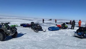 Grupo de 18 pessoas fica preso sobre pedaço de gelo em lago nos EUA