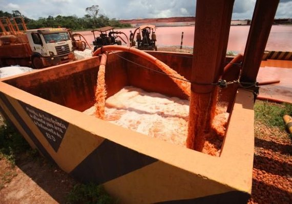 Após vazamento, Ibama multa em R$ 20 milhões e embarga mineradora