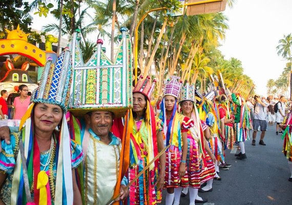 Desfile de Folguedos leva animação à orla de Maceió neste domingo