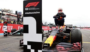 Verstappen passa Hamilton na penúltima volta e vence o Grande Prêmio da França