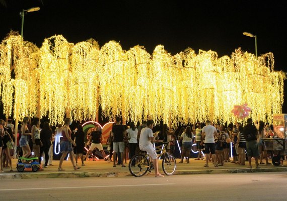 Mesmo reduzida, iluminação de Natal na orla de Maceió atrai grande número de pessoas