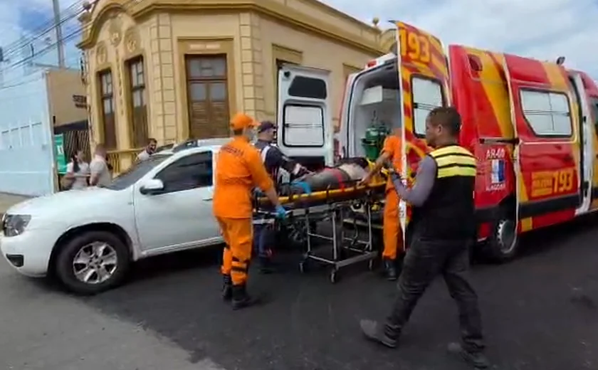 Colisão entre viatura da PM e moto de aplicativo deixa ferido em Maceió