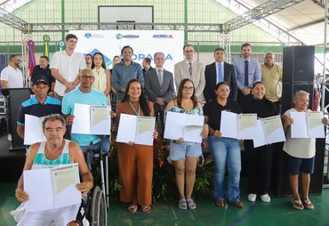 Famílias de Messias recebem títulos de propriedade com regularização de 283 imóveis