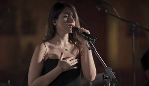 Cantora iraniana é condenada a 74 chibatadas por cantar sem hijab