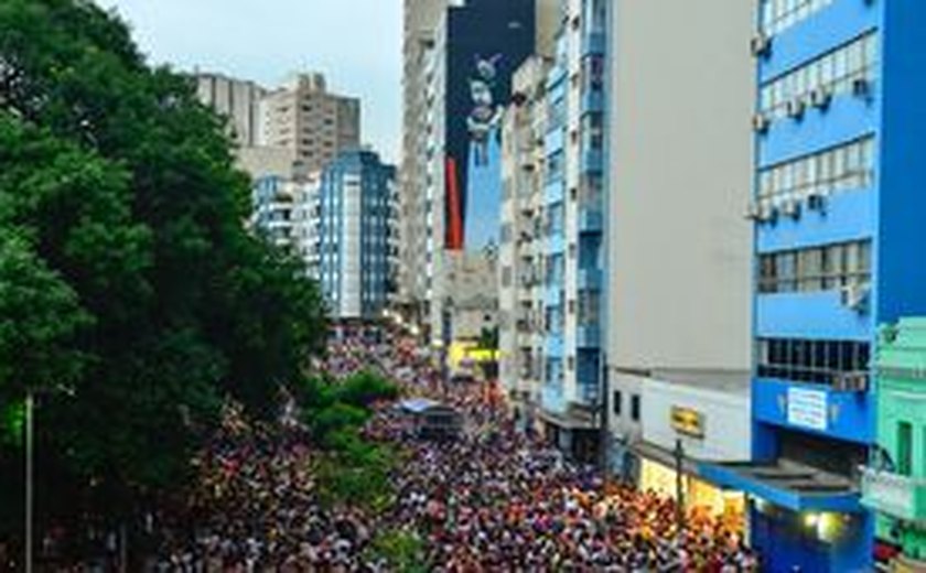 Segunda de carnaval tem azul e prata no centro de São Paulo