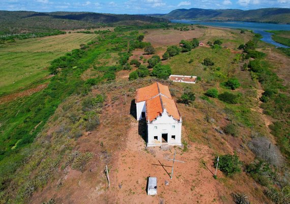 Assombrações e milagres em igreja à beira do Velho Chico