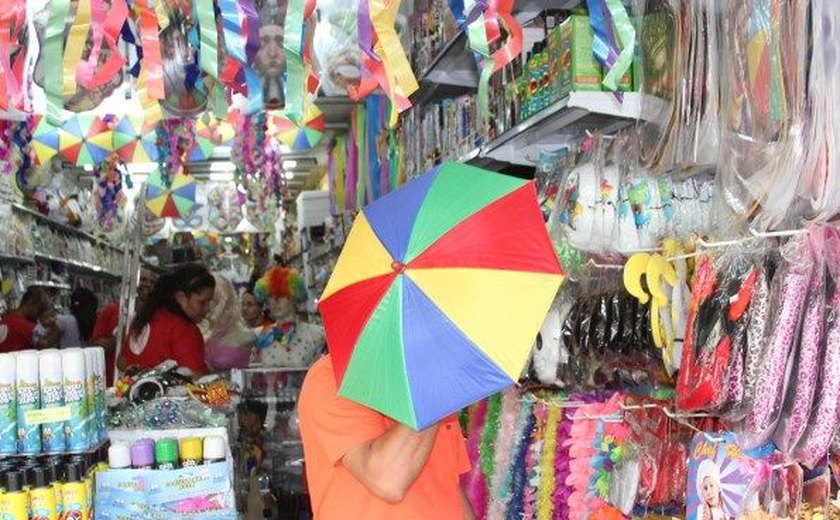 Lojas já oferecem produtos carnavalescos
