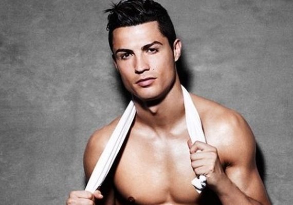 Modelo diz que Cristiano Ronaldo usa enchimento em propagandas de cueca