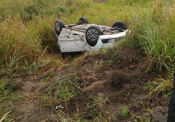 Três pessoas ficam feridas em capotamento em Porto Calvo