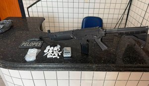 Jovem é preso com simulacro de fuzil e cocaína em São Miguel dos Campos