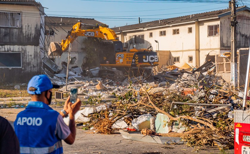 Prefeitura de Maceió começa a remover entulhos de prédio que desabou após explosão