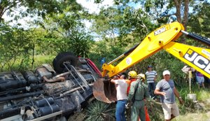Motorista de 72 anos morre em Maribondo após caminhão tombar na BR-316