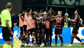Flamengo vence o Palmeiras no Allianz Parque e cola na liderança do Brasileirão