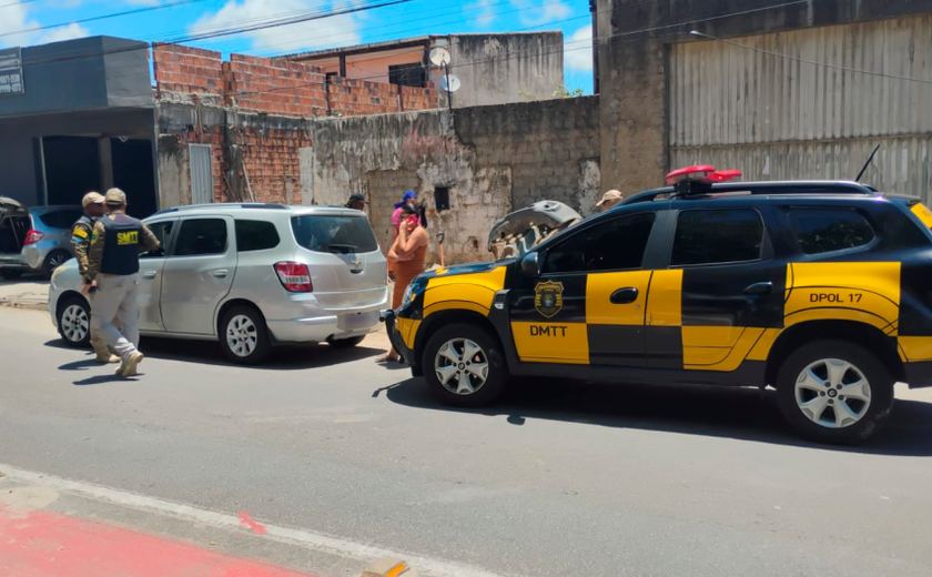 Fiscalização flagra condutora sem habilitação realizando transporte escolar