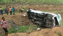 Micro-ônibus capota, mata uma criança de cinco anos e deixa 11 feridos