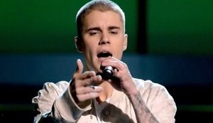 Fã joga objeto em Justin Bieber após cantor se recusar a cantar ‘Despacito’