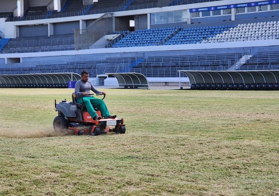 Governo de Alagoas inicia revitalização do gramado do Estádio Rei Pelé