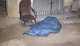 Jovem de 19 anos é morto na porta de casa com 10 tiros