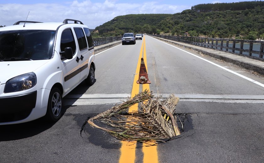 Cratera se abre na cabeceira da Ponte sobre o Rio São Miguel