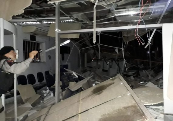 Bando fortemente armado explode agência bancária em Poço das Trincheiras