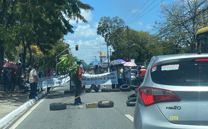 Profissionais do Hospital Veredas realizam novo protesto por salários atrasados em Maceió