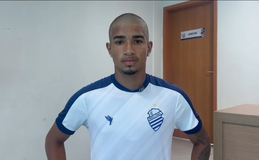 Vitinho celebra primeiro gol como profissional na goleada do CSA