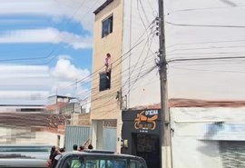 'Pensei nos meus filhos', diz policial que salvou menina pendurada em fios de alta tensão
