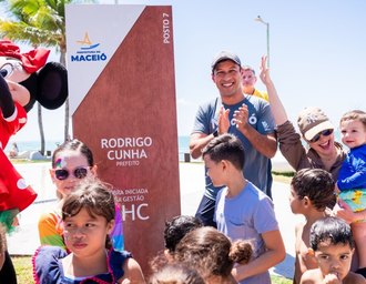 Prefeito Rodrigo Cunha entrega novo espaço de lazer no Posto 7, na Jatiúca