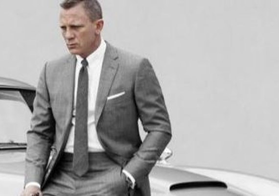 Ator de 007 leiloa tradicional Aston Martin do personagem para caridade