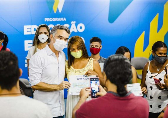 Seduc entrega certificados da 1ª turma do Programa Educação para o Emprego
